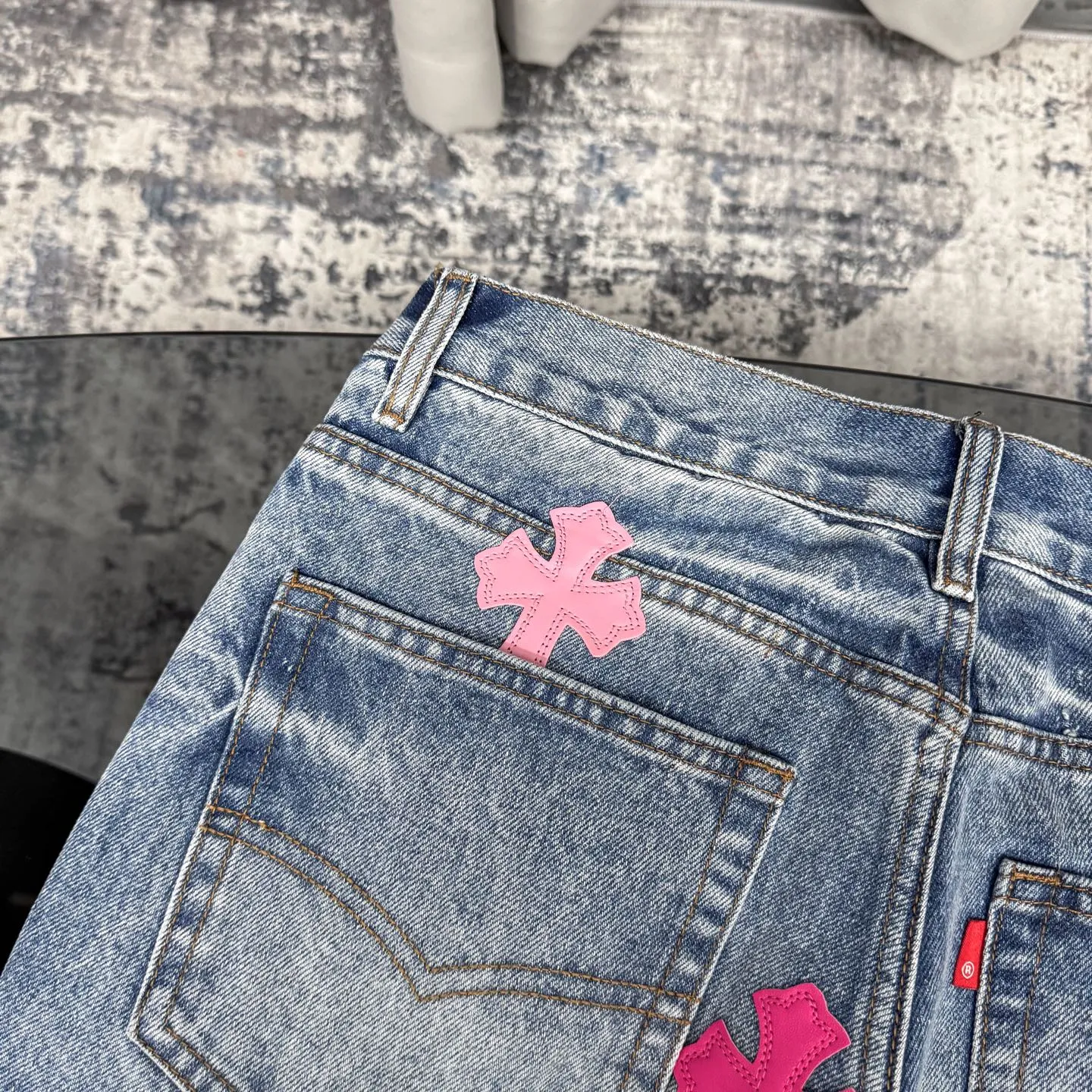 P260 Chrome Hearts 25FW CH Blue Pants Pink Leather Cross Bamboo Jeans. It adopts patchwork elements, mostly in the shape of a cross, and has glitter on the leather surface. Unique design, simple and elegant details, exquisite workmanship, the entire trousers are neatly routed, and the details are in place! It’s also so cool that both men and women can easily control it. It’s a gender-neutral trendy up version. Color: blue pants and pink leather Size: 28 30 32 34 36